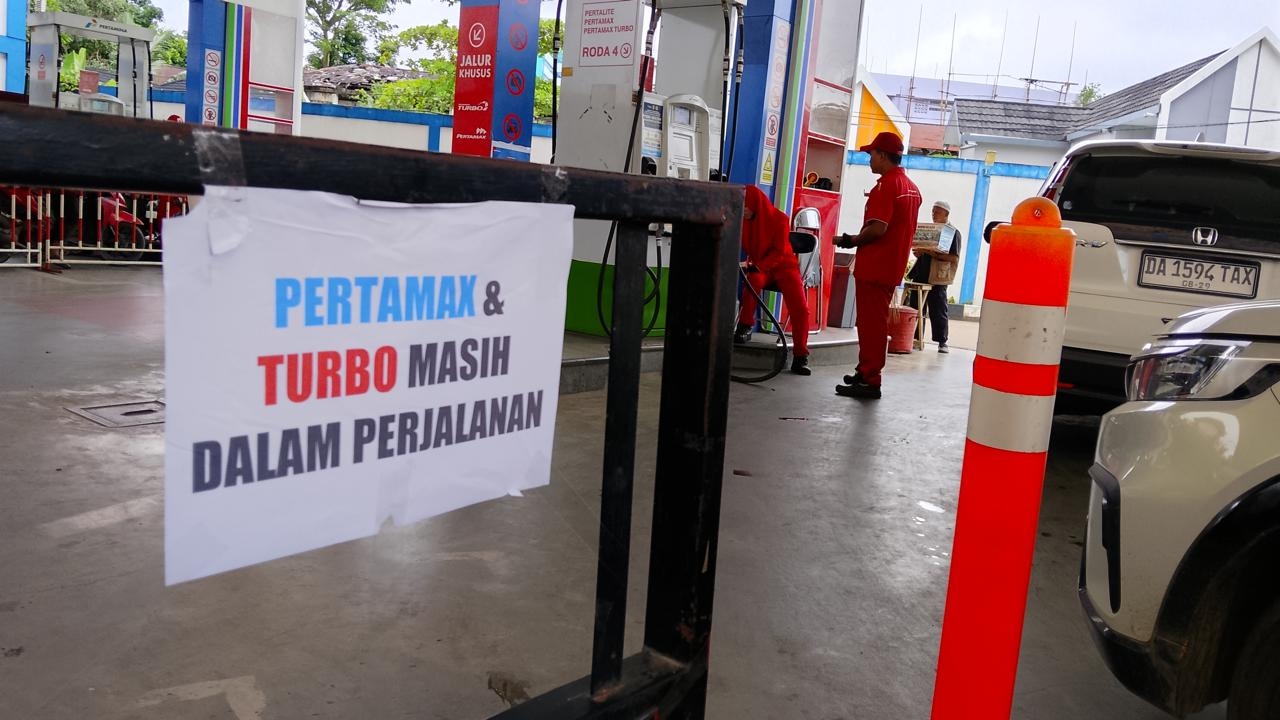 KOSONG: Tulisan pemberitahuan di salah satu SPBU yang menyebut stok Pertamax masih dalam perjalanan, Rabu (19/11).
