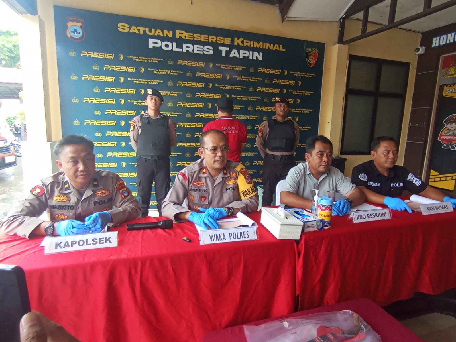 EKSPOSE KASUS: Waka Polres Tapin Kompol Aunur Rozaq memimpin konferensi pers tentang kasus penganiayaan dengan pemberatan di sebuah warung di Rantau Kiwa.