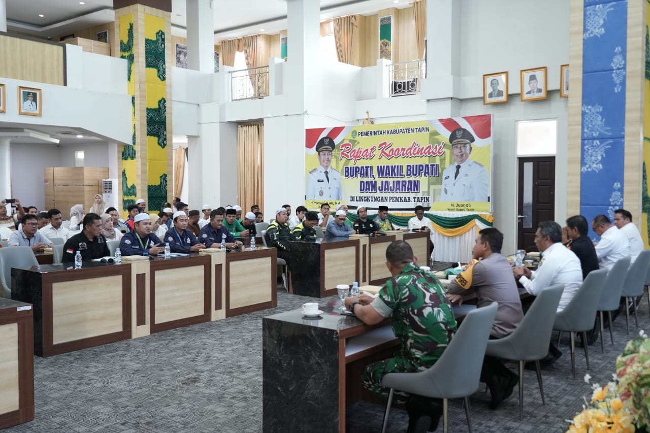 PIMPIN RAPAT: Ketua DPRD Tapin Achmad Riduan Syah bersama dengan Pj Sekda Tapin Unda Absori, Tim Induk Sekumpul serta relawan di Tapin berkoordinasi untuk mengamankan arus jemaah Haul Guru Sekumpul.