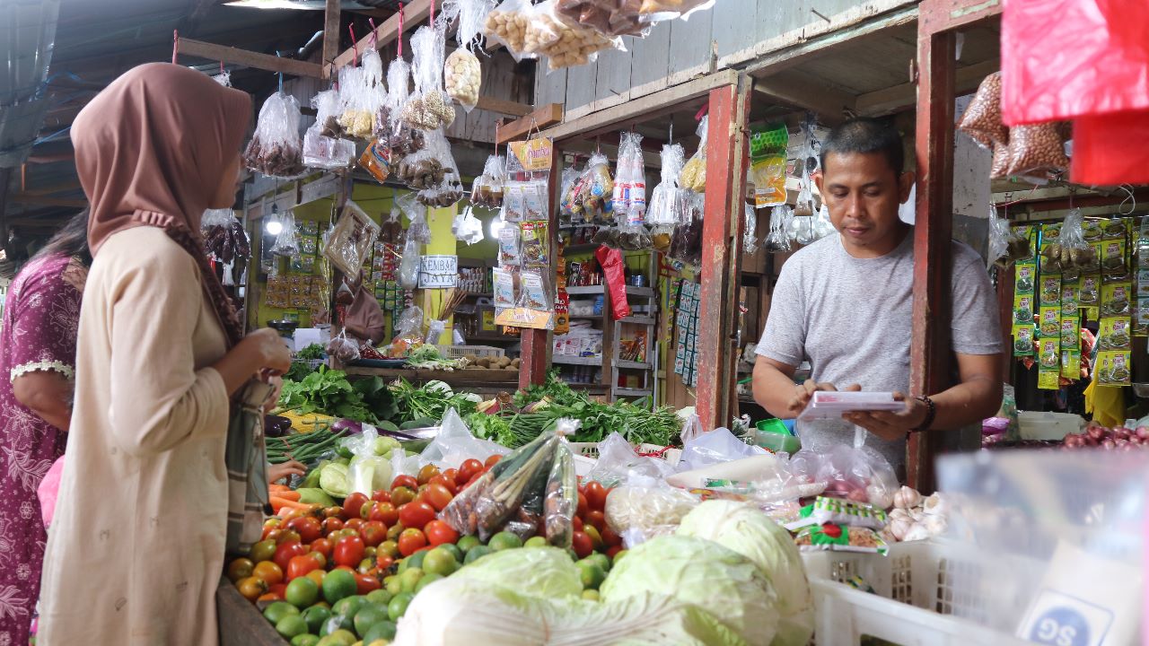 BAHAN POKOK: Harga beberapa komoditas bahan pokok di Pasar Barabai, HST, sangat stabil. Kecuali harga cabai yang melonjak tajam.