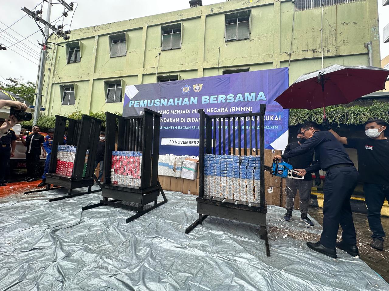 BARANG ILEGAL: Rokok Ilegal dimusnahkan dengan gergaji mesin oleh Direktorat Jenderal Bea dan Cukai (DJBC) Kalsel, Kamis (20/11/2025).