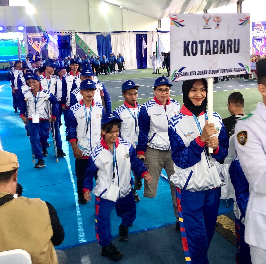 PARADE: Kontingen atlet Disabilitas Kotabaru melakukan parade di pembukaan Peparprov Kalsel 2025 di Tanah Laut.