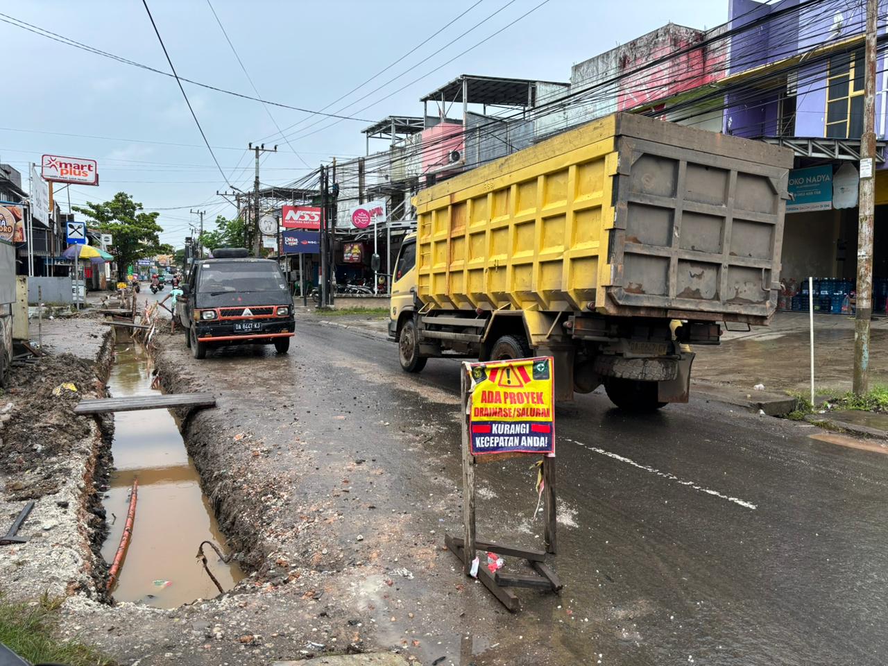 PENGERJAAN: Proyek pembuatan drainase yang sedang dikerjakan di Jalan Perdagangan, Kecamatan Banjarmasin Utara.