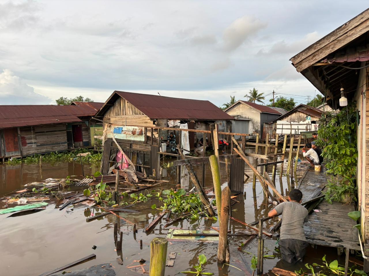 AMBRUK: Rumah Markonah ambruk, beruntungnya ia sudah pindah sejak dua hari sebelum insiden terjadi.