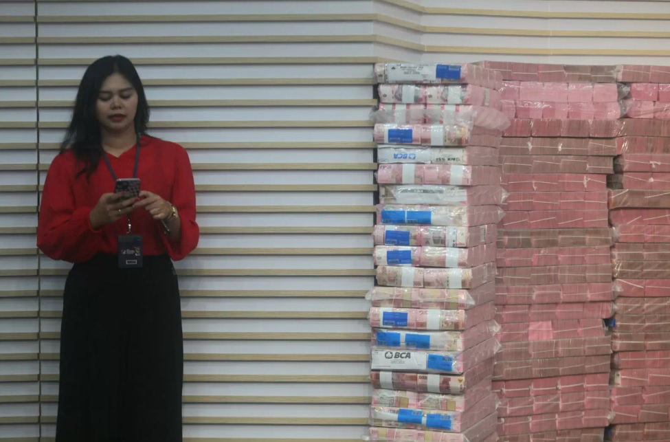 SITAAN: Petugas menata barang bukti uang rampasan kasus korupsi Taspen senilai Rp 883 Miliar di Gedung KPK, Jakarta, Kamis (20/11).