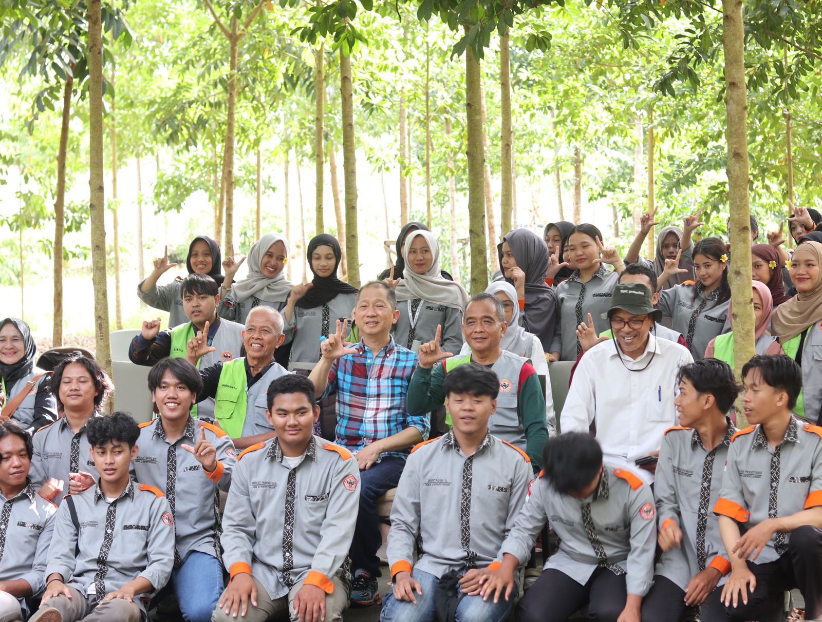 FOTO BERSAMA: Rombongan Faperta ULM berfoto bersama Chendrawan Sugianto usai penanaman pohon langka di Arboretum Ayu Tirta.