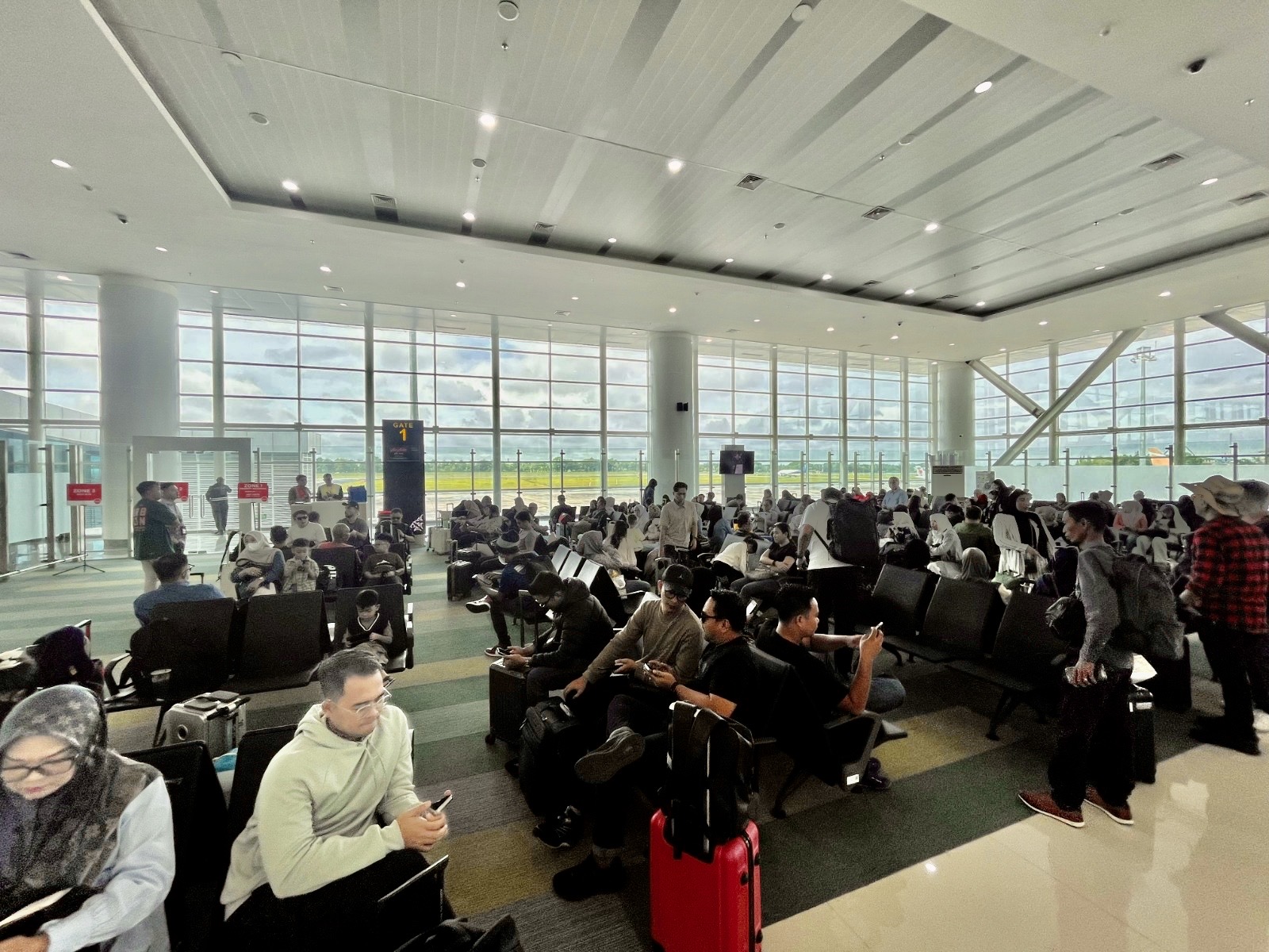 Suasana ruang tunggu penumpang rute Banjarmasin&ndash;Kuala Lumpur di Bandara Internasional Syamsudin Noor.