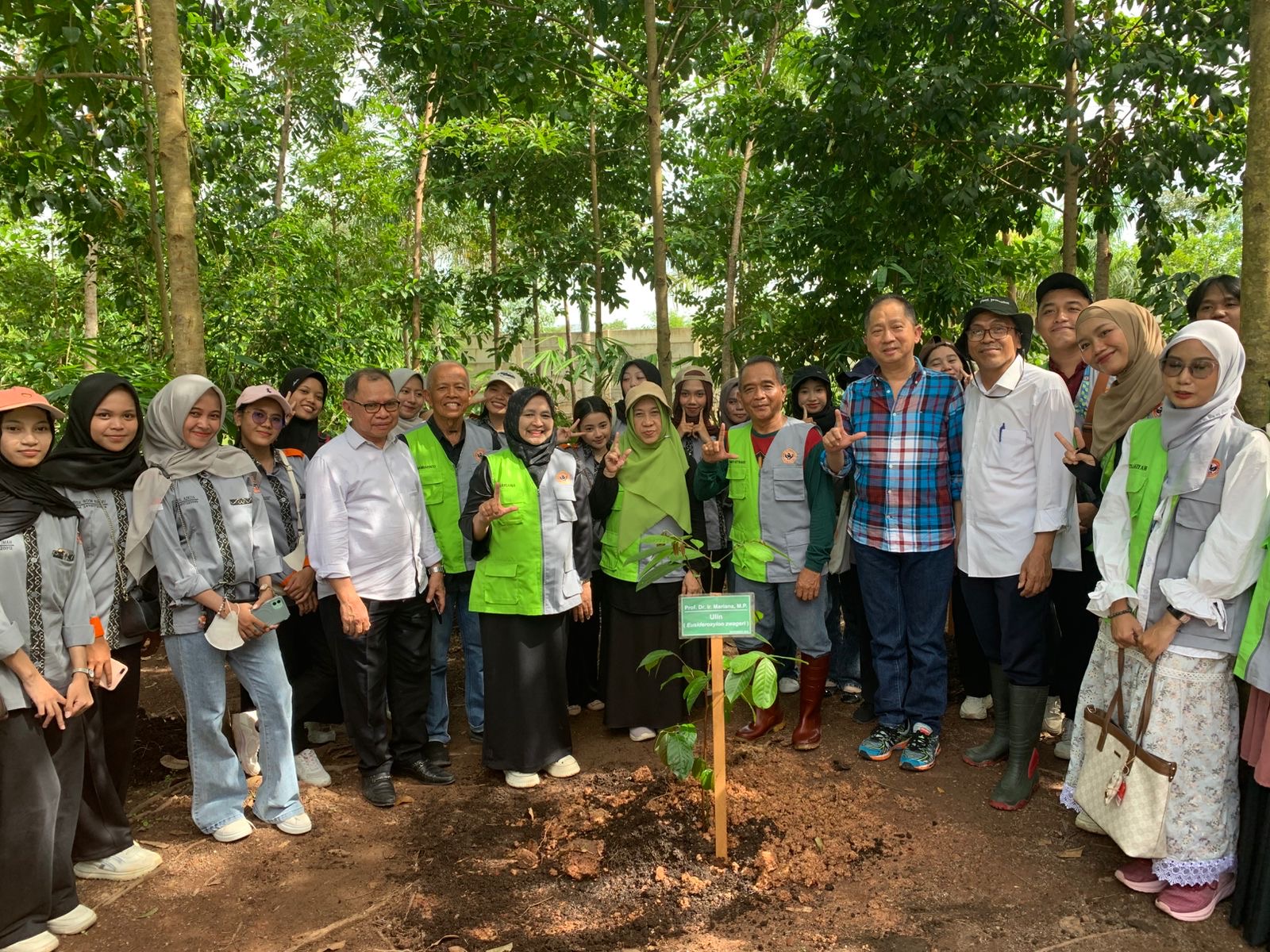 MOMEN: Dosen Faperta ULM menanam bibit pohon langka di Arboretum Ayu Tirta, didampingi Founder Ayu Tirta Foundation, Chendrawan Sugianto.