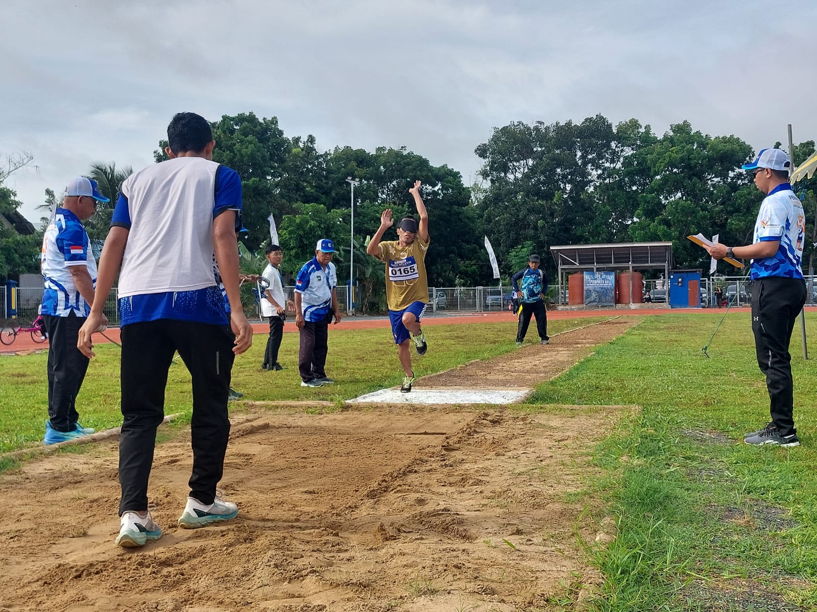 BERSAING: Atlet Para-atletik Tanah Laut (Tala) saat bertanding di cabor lompat jauh di Stadion Pertasi Kencana Pelaihari.