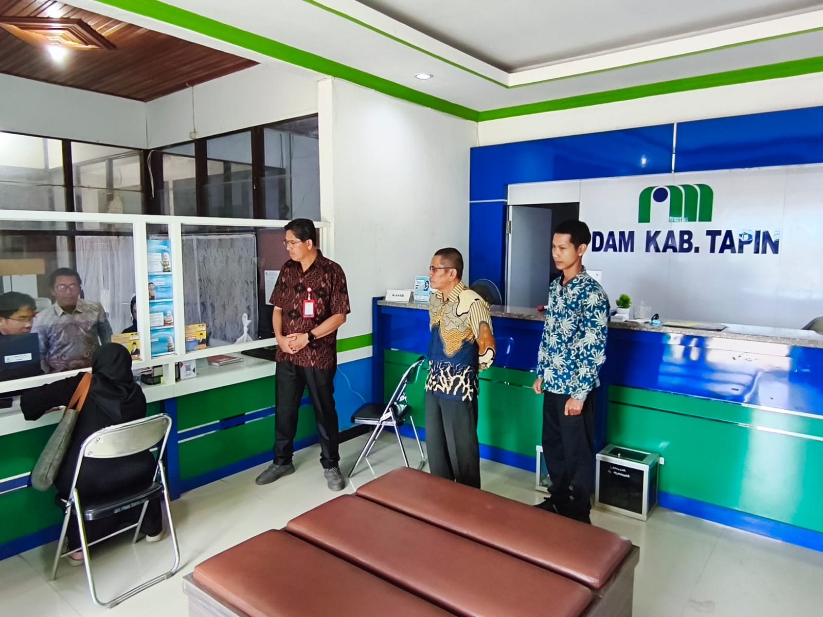 BERI KETERANGAN: Direktur PDAM Tapin, Alimin Fauzi, memberikan keterangan terkait isu kenaikan tarif.
