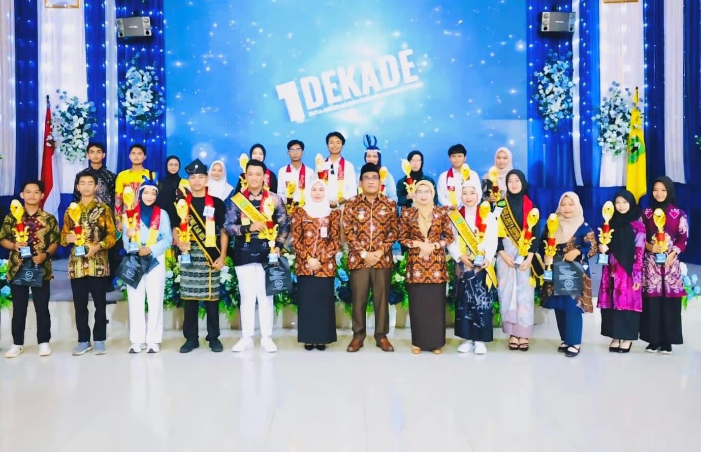 MOMEN:Bupati Kabupaten HSU, H Sahrujani hadir dalam puncak peringatan Harganas tahun 2025 tingkat Kabupaten HSU di Aula Dr KH Idham Chalid Kota Amuntai, Kamis (20/11/2025).