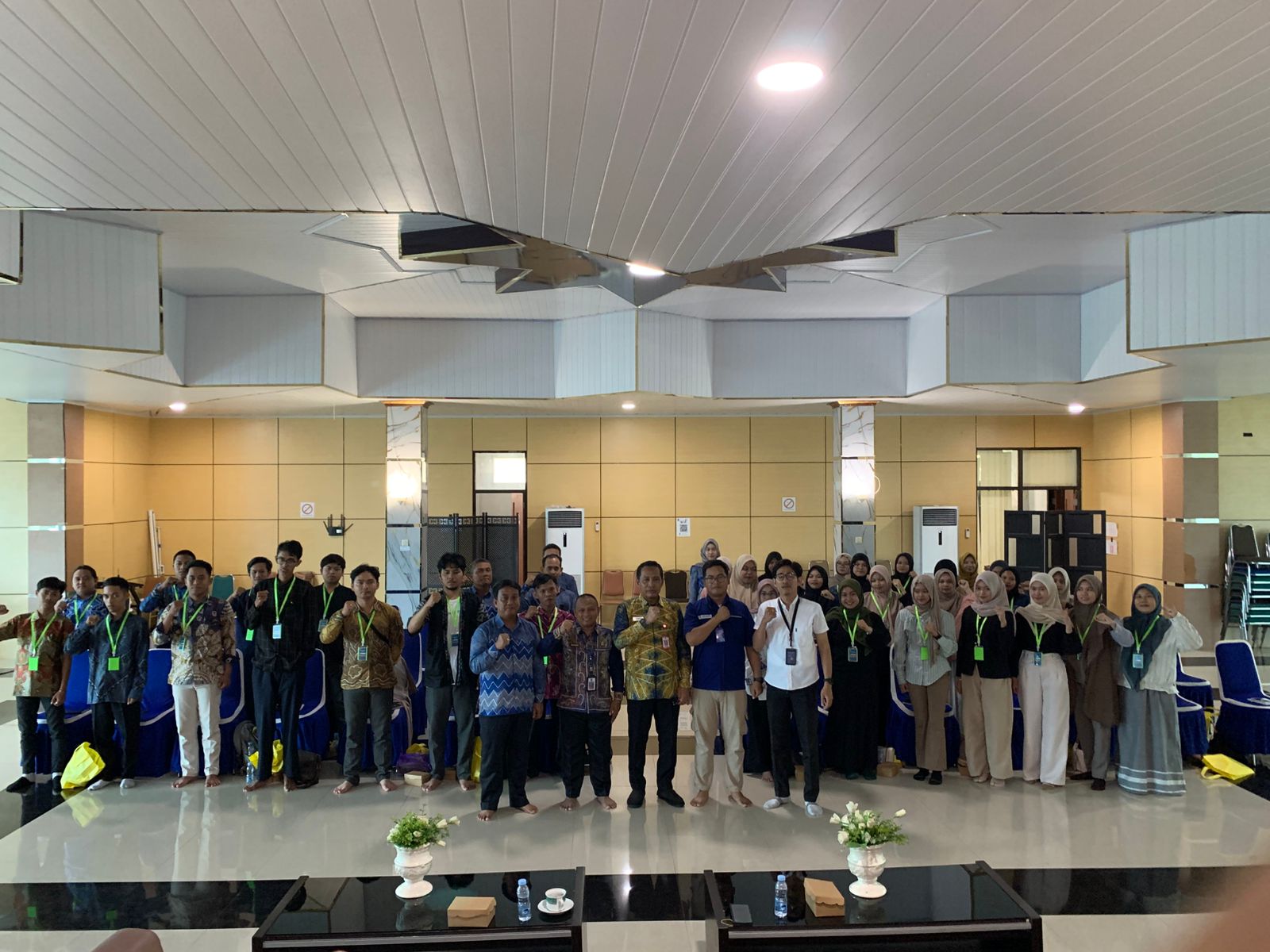 MOMEN: Kepala Disbudporapar Banjar, Kabid Kepemudaan, narasumber Radar Banjarmasin, dan para peserta pelatihan desain grafis di Islamic Center Martapura.