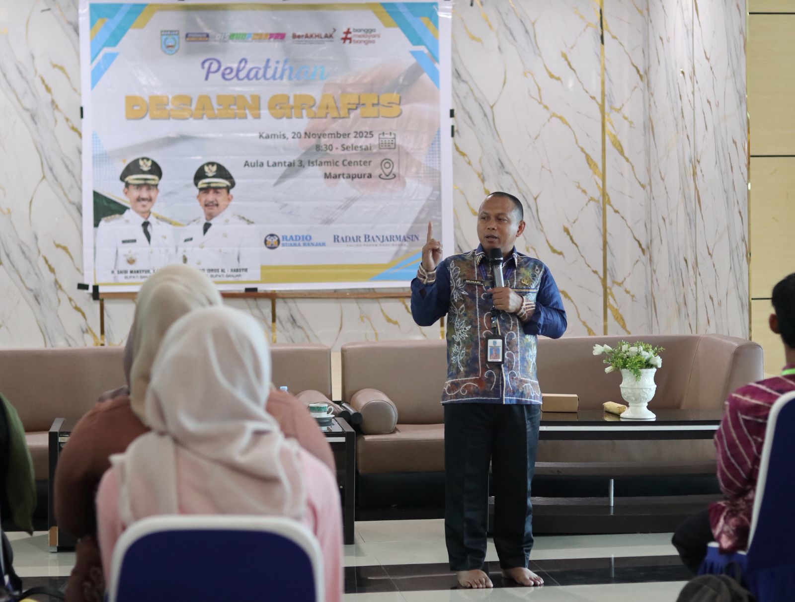 LAPORAN: Kabid Kepemudaan Disbudporapar Banjar, Muhari menyampaikan laporan pelaksanaan kegiatan pelatihan desain grafis bagi pemuda di Islamic Center Martapura.