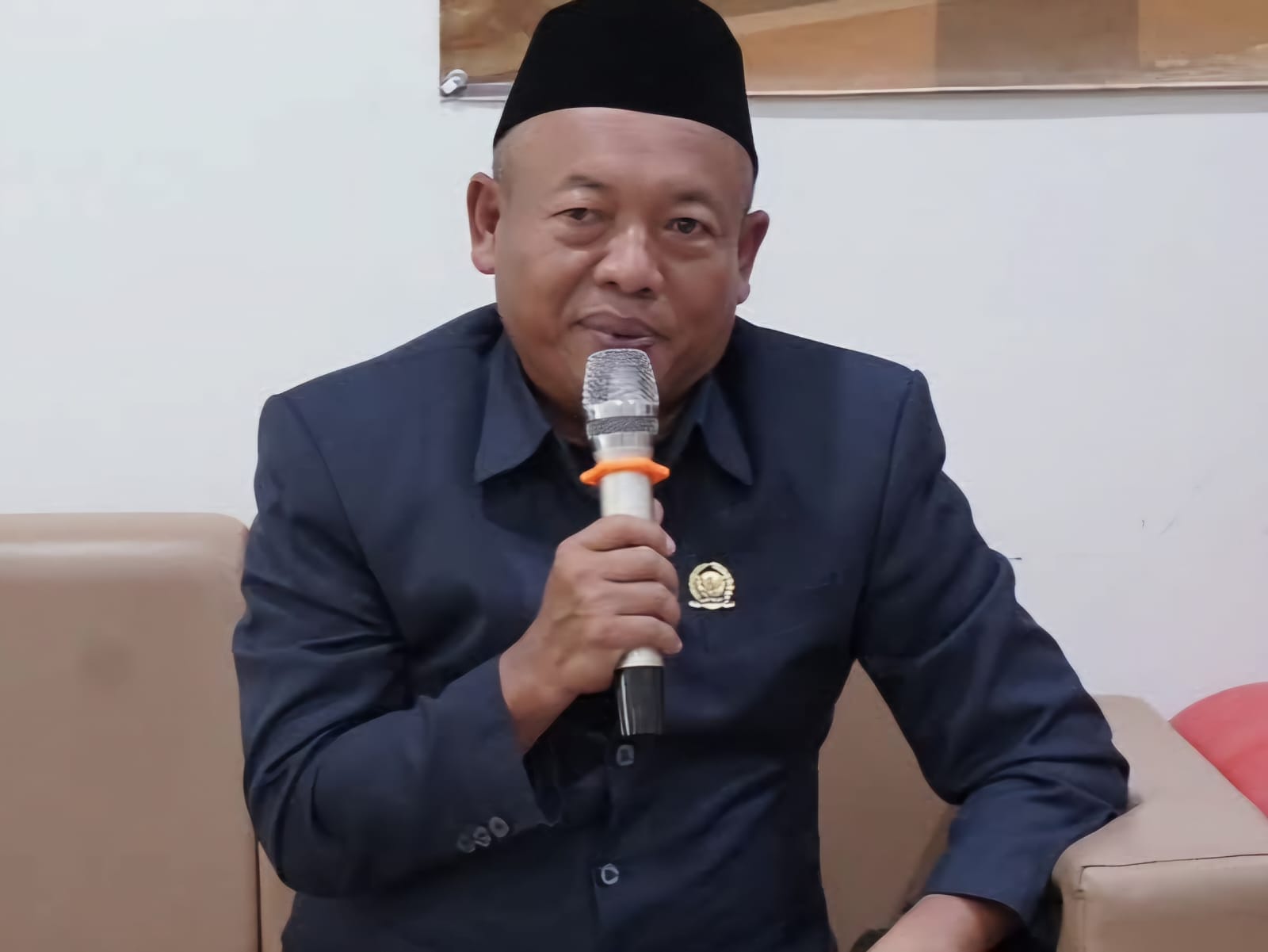 BERI CATATAN: Ketua Komisi II DPRD Tanah Laut (Tala) H Agus Prasetya Budiono ingin Stadion Pertasi Kencana Pelaihari dibenahi bertahap untuk memberi kenyamanan pada penonton.