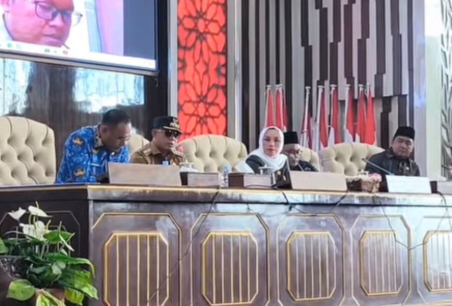MEDIASI: Saat Ketua DPRD dan Bupati Kotabaru duduk bersama bahas solusi sengketa lahan di Pulau Laut Timur.