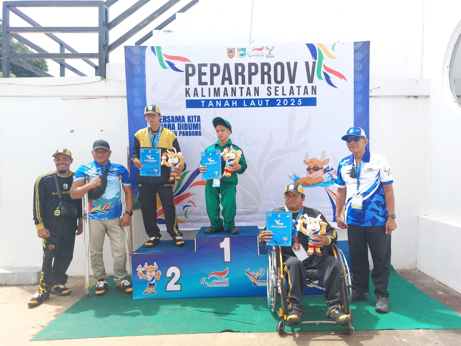 PEMENANG: Ketua National Paralympic Committee Indonesia (NPCI) Kalsel, Sumansyah saat menyerahkan medali di upacara penghormatan pemenang.