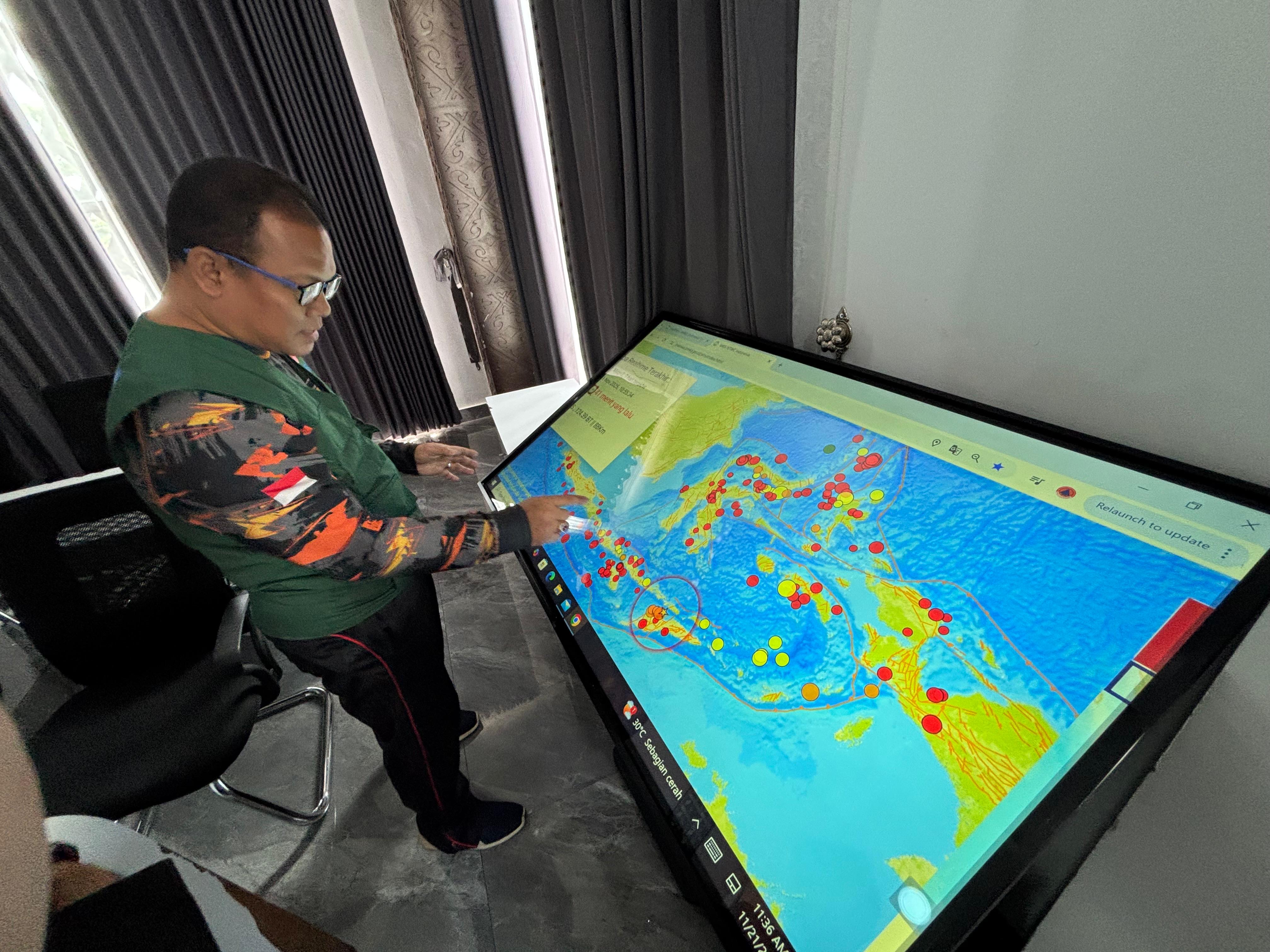 MONITOR GEMPA: Kepala BPBD Banjarmasin Husni Thamrin menunjukan monitor EWS gempa.