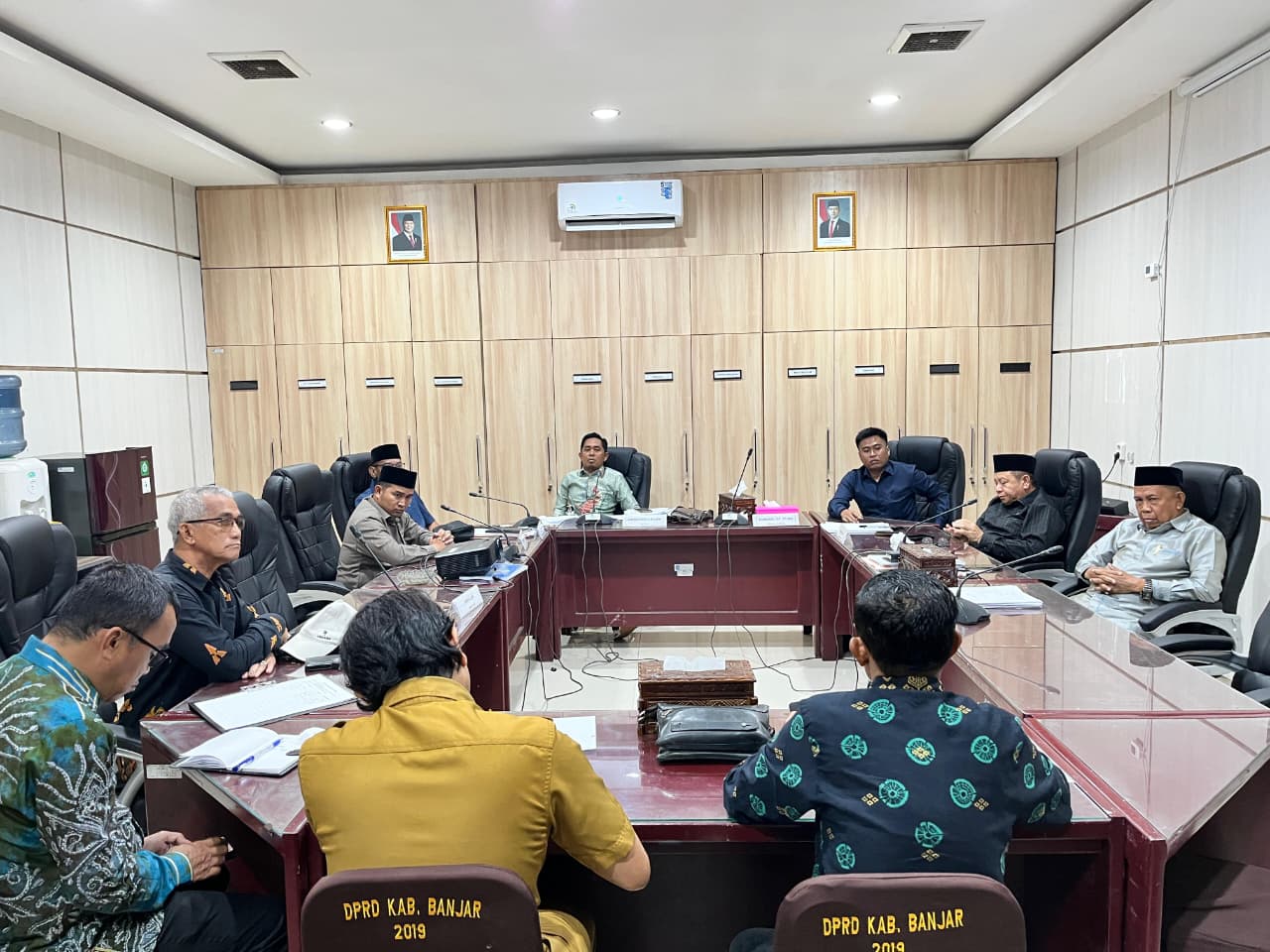 STATUS APL: Ketua Komisi I DPRD Banjar, Amiruddin bersama para pembakal Kecamatan Aranio saat RDP membahas status APL, Kamis (21/11/2025).
