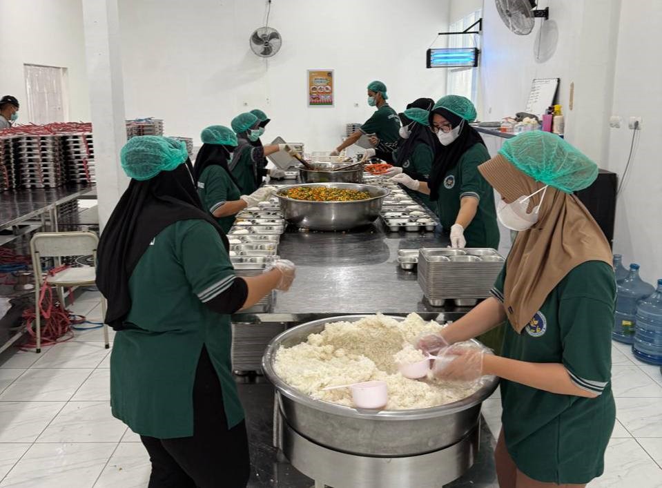 UJI CEPAT: Petugas DPKP Kalsel bersama petugas SPPG melakukan uji cepat residu pestisida pada bahan pangan segar untuk dapur MBG.
