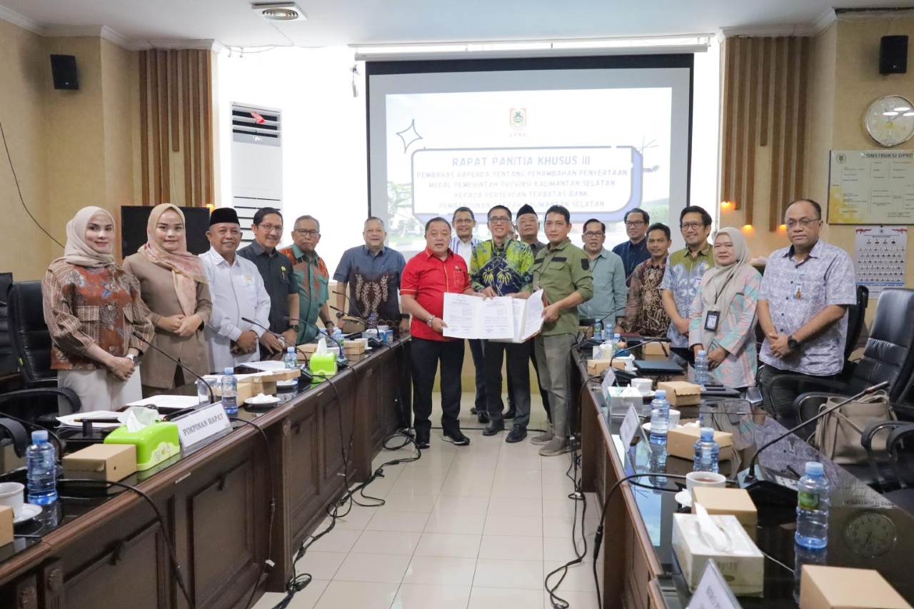 DISETUJUI: Pansus III DPRD Kalsel menyetujui draf Raperda Tentang Penambahan Penyertaan Modal Pemerintah Provinsi Kalsel kepada Bank Kalsel sebesar Rp400 miliar, Jumat (21/11).