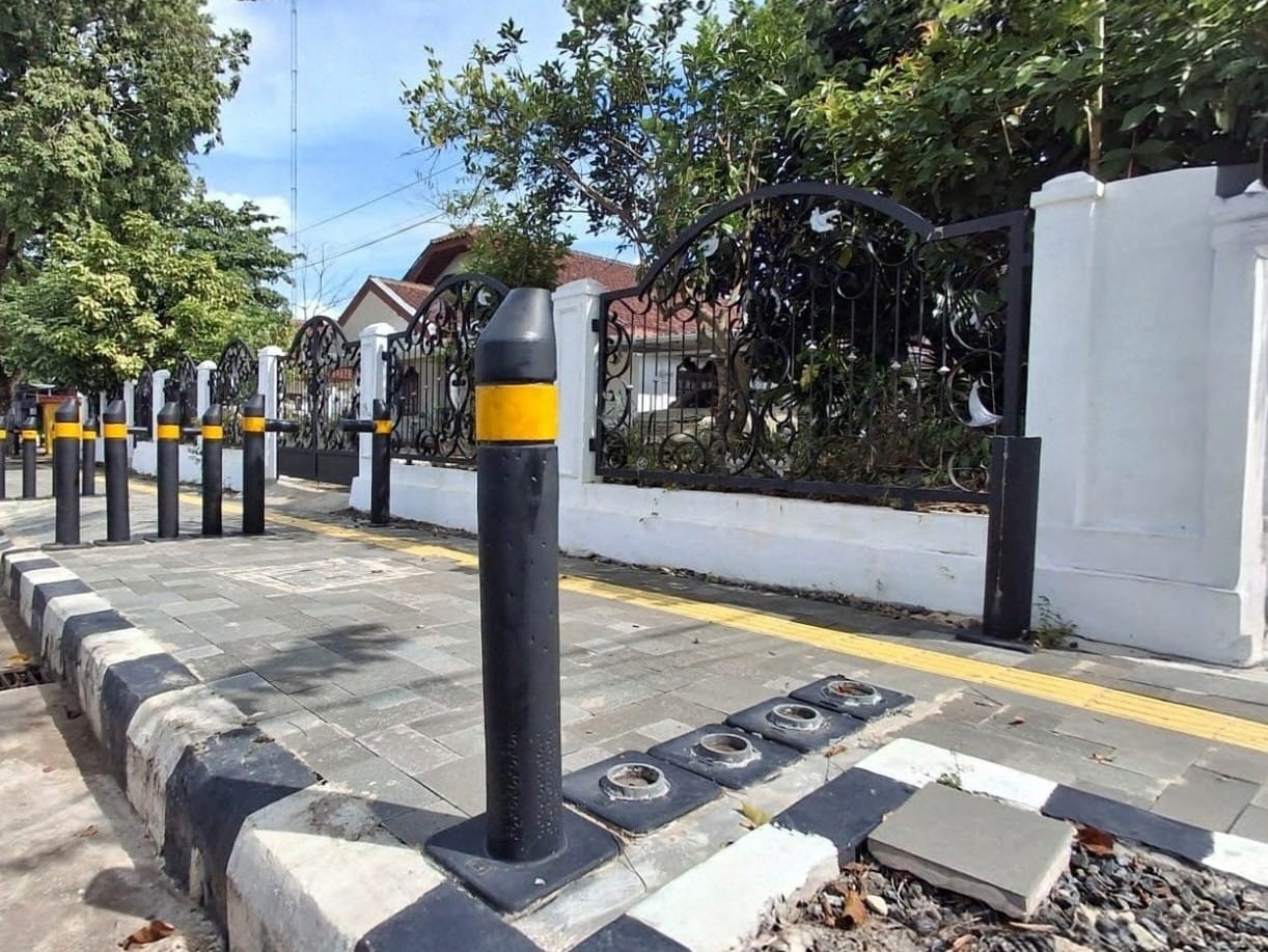 HILANG: Sejumlah bollard di sepanjang trotoar Jalan Panglima Batur, Banjarbaru yang hilang dicuri.