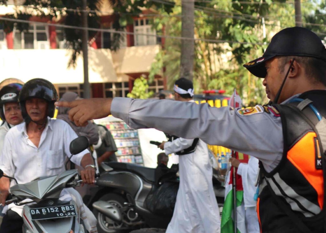 BERUBAH FUNGSI: Petugas Dishub Banjarbaru saat mengatur area parkir di sekitar Lapangan Murjani pada momen 5 Rajab awal Januari 2025 lalu