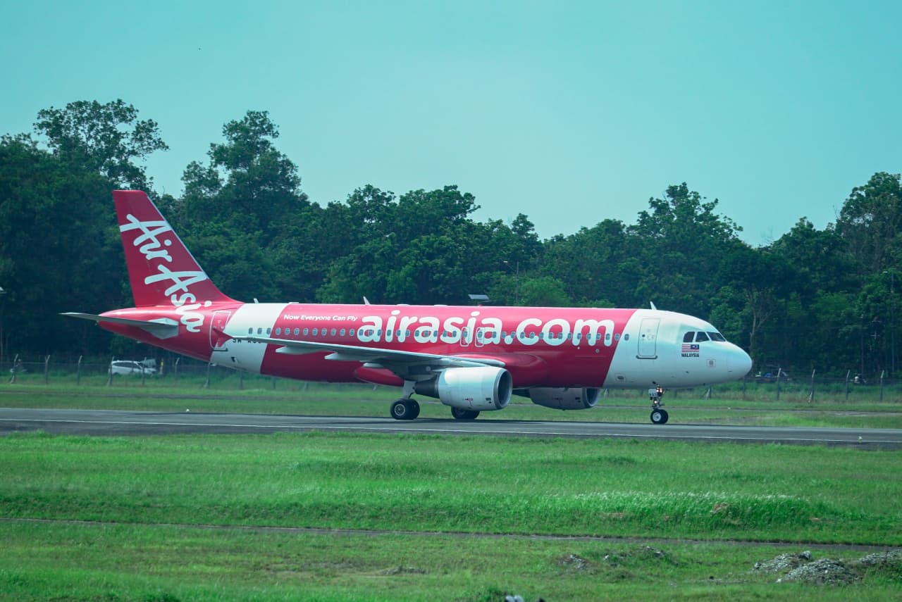 Air Asia berada di landasan pacu Bandara Syamsudin Noor