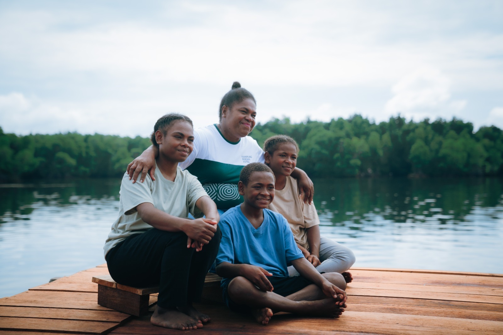MANA NELA: Petronela Merauje memimpin ibu-ibu Enggros menjaga Hutan Perempuan dengan membersihkan sampah, menanam mangrove, dan memulihkan hutan adat demi keberlanjutan warga dan sumber penghidupan.
