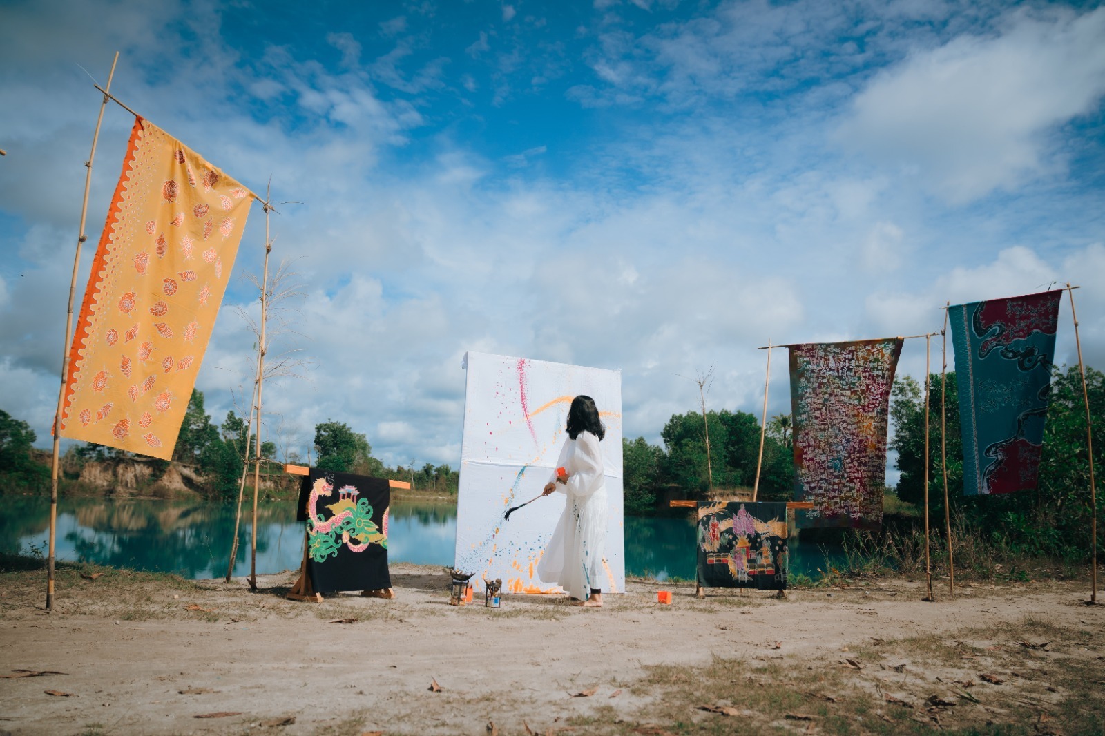 BATIK: Priska Yeniriatno meninggalkan karier untuk membangun rumah batik di Singkawang. Kini ia mengelola tiga kampung wisata batik yang memberdayakan ibu rumah tangga dan pemuda putus sekolah.
