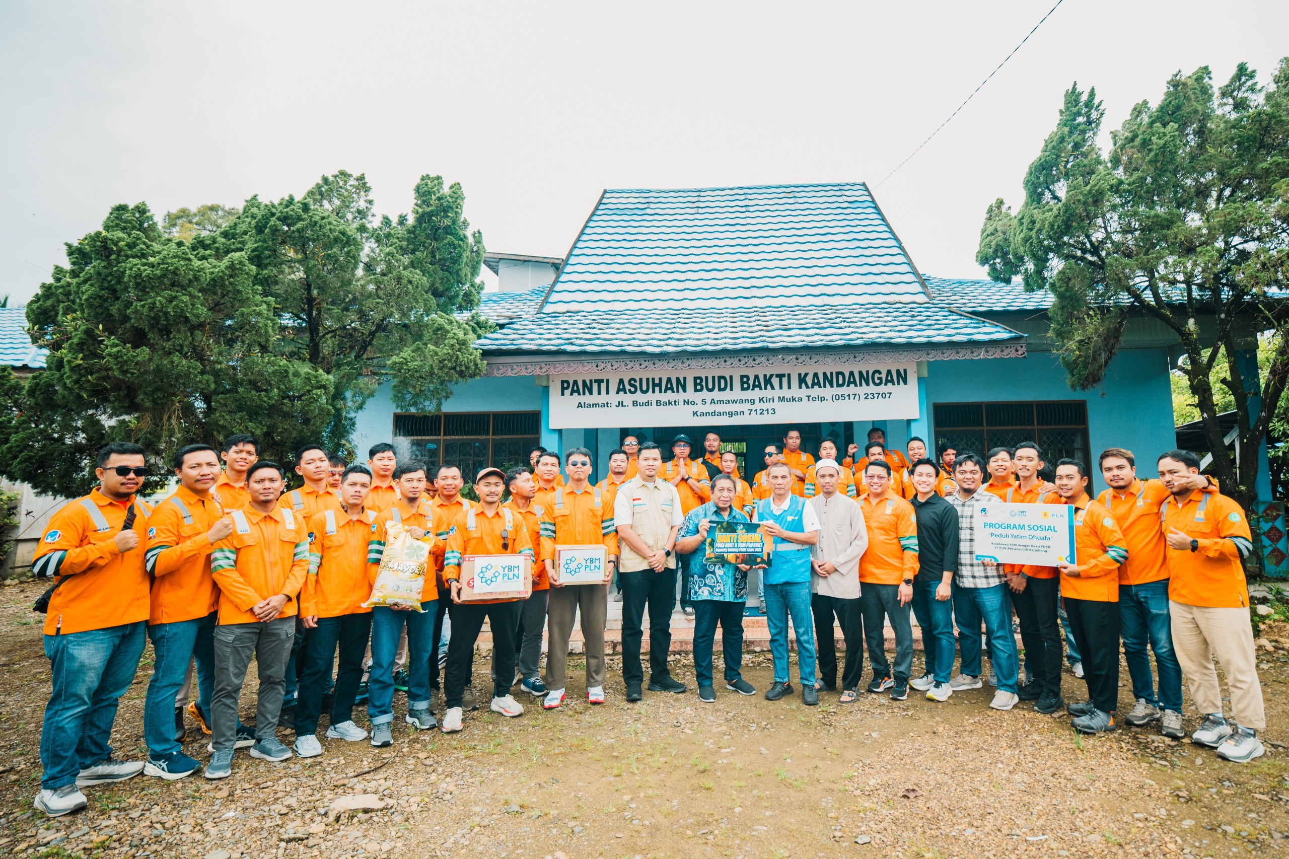 DOKUMENTASI:Foto bersama Tim PDKB PLN UID Kalselteng di depan Panti Asuhan Budi Bakti, Kandangan, Kabupaten HSS.