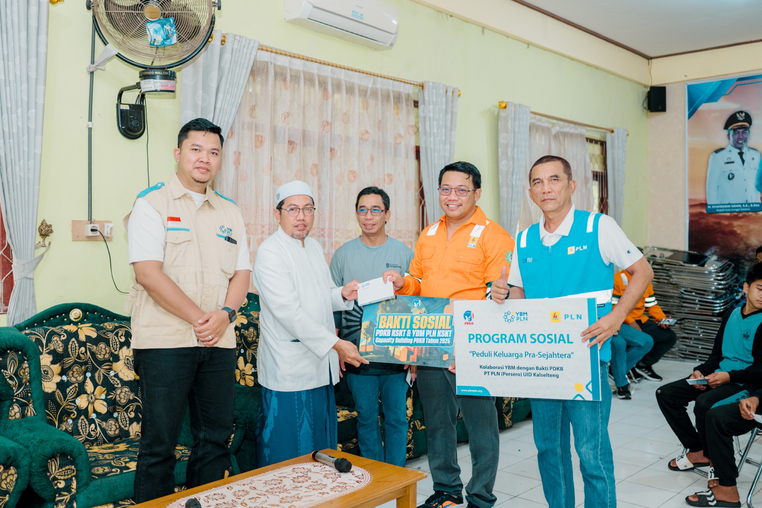 SIMBOLIS:Penyerahan bantuan YBM PLN UID Kalselteng dari Tim PDKB untuk kaum dhuafa mualaf di Kecamatan Loksado yang diterima oleh Ketua MUI Kecamatan Loksado, Ustaz Mahyudi Nuri.