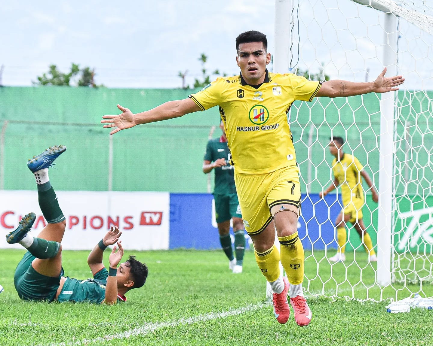 SELEBRASI: Pemain PS Barito Putera, Alexandro saat merayakan gol dalam laga sengit kontra Persipal yang berakhir dengan kemenangan 3-0 untuk tim tamu di Stadion Gawalise, Palu, Sabtu (22/11/2025).