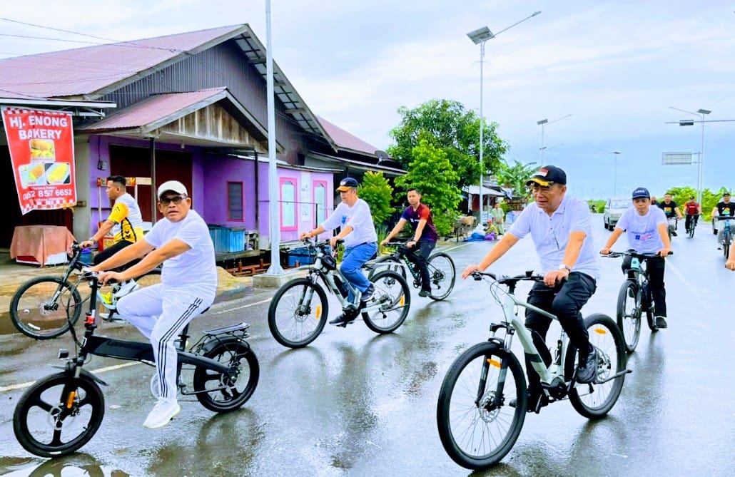 GOWES: Bupati HSU H Sahrujaji (depan) dan Prof Muhadjir (kanan) saat melintasi  Jalan Ikonik Kota Amuntai, Bypass H Fakhruddin, Minggu (23/11)