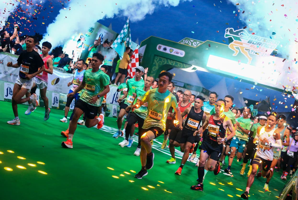 BERPACU: Detik-detik start ABR 2025: peserta kategori Half Marathon, 10K, dan 5K bersiap melesat setelah pistol start ditembak di Banjarbaru.