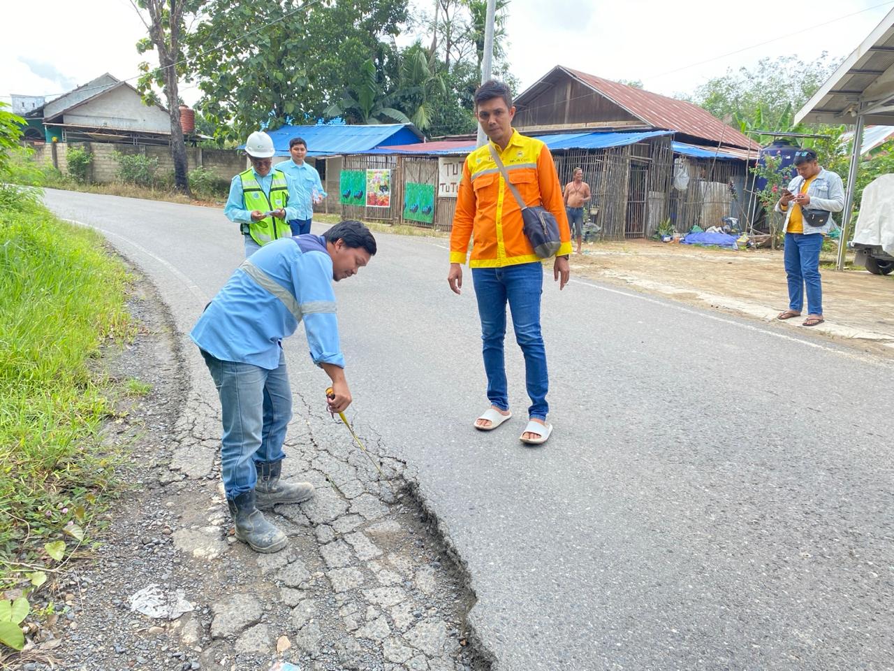 PROSES: Jalan rusak yang masuk ruas Miawa-Rantau, beberapa titik akan diperbaiki oleh perusahaan setempat. Foto Rustan Nawawi for Radar Banjarmasin