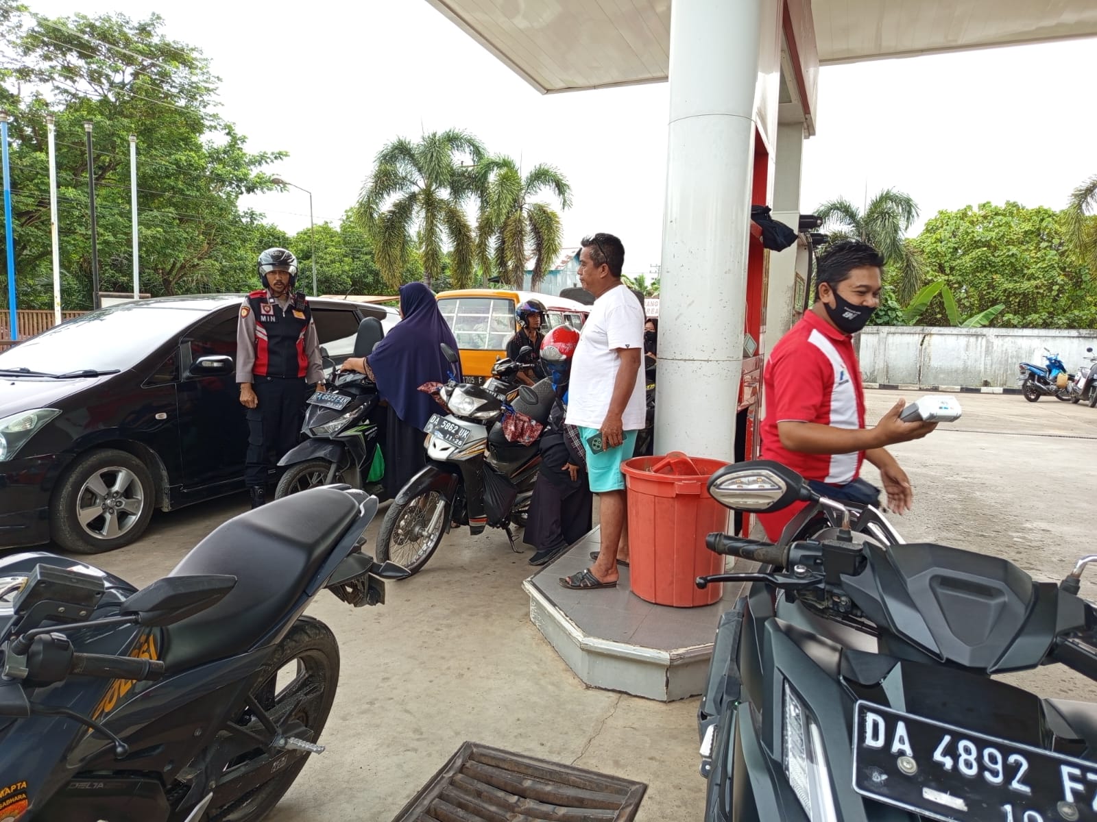 TERTIB: Anggota Polsek Banjang saat melakukan pengamanan pengisian BBM di SPBU Banjang. (Foto: Istimewa/Radar Banjarmasin)