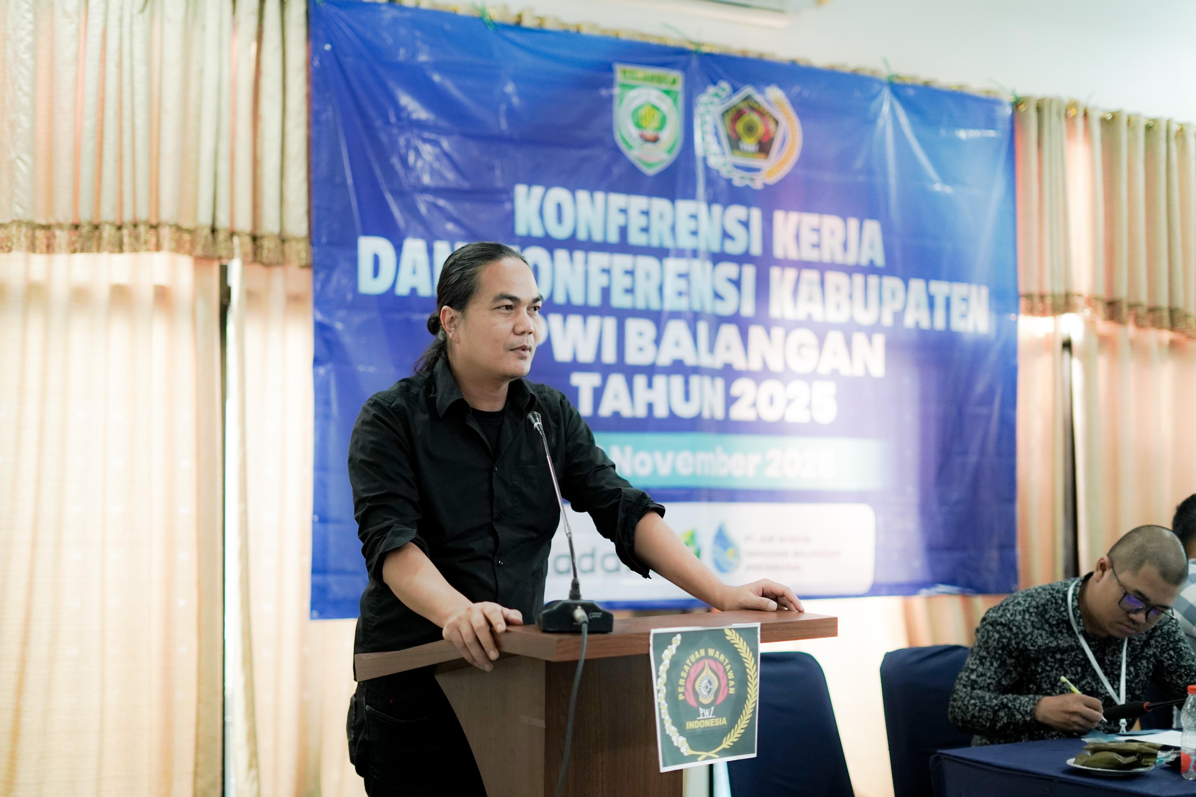 KETUA PWI BALANGAN: Fitri Murni Hidayatullah menyampaikan sambutan perdana usai ditetapkan sebagai Ketua PWI Balangan periode 2025-2028. (Mbol untuk Radar Banjarmasin)