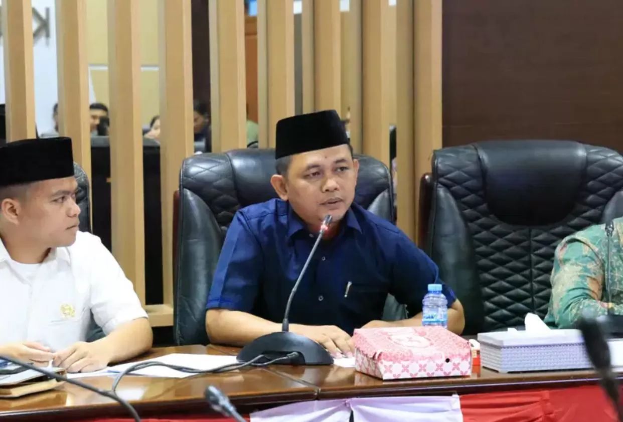 Wakil Ketua Komisi I DPRD Tanah Bumbu, Makhruri, saat memimpin salah satu rapat di gedung dewan. (Foto: Makhruri untuk Radar Banjarmasin)