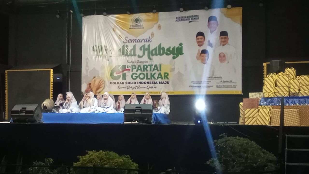 MAULID HABSYI: Salah satu peserta saat melantukan syair maulid pada peringatan HUT ke-61 Partai Golkar di Taman Budaya Kalsel, Sabtu (22/11) malam (Muhammad Oscar Fraby)