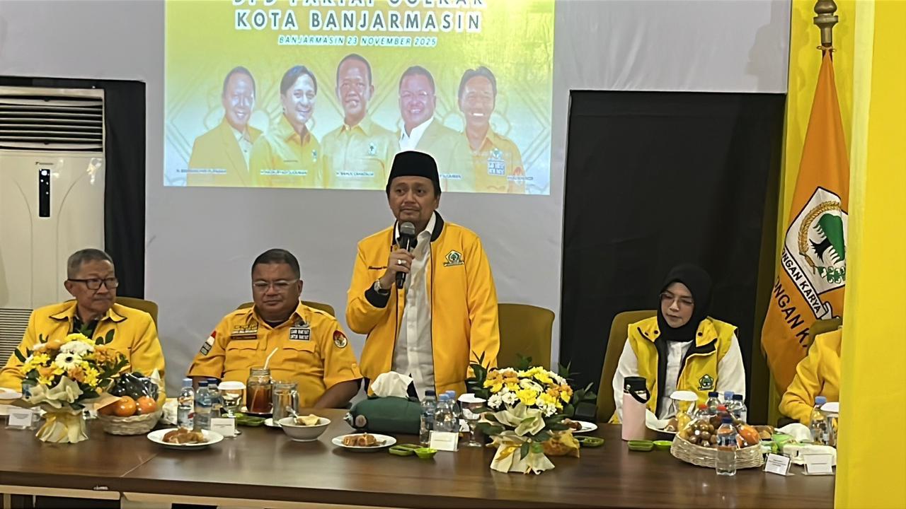 ARAHAN: Hasnuryadi Sulaiman memberikan arahan kepada jajaran pengurus Golkar Banjarmasin untuk memastikan Musda 29 November berjalan mulus serta memperkuat soliditas kader.