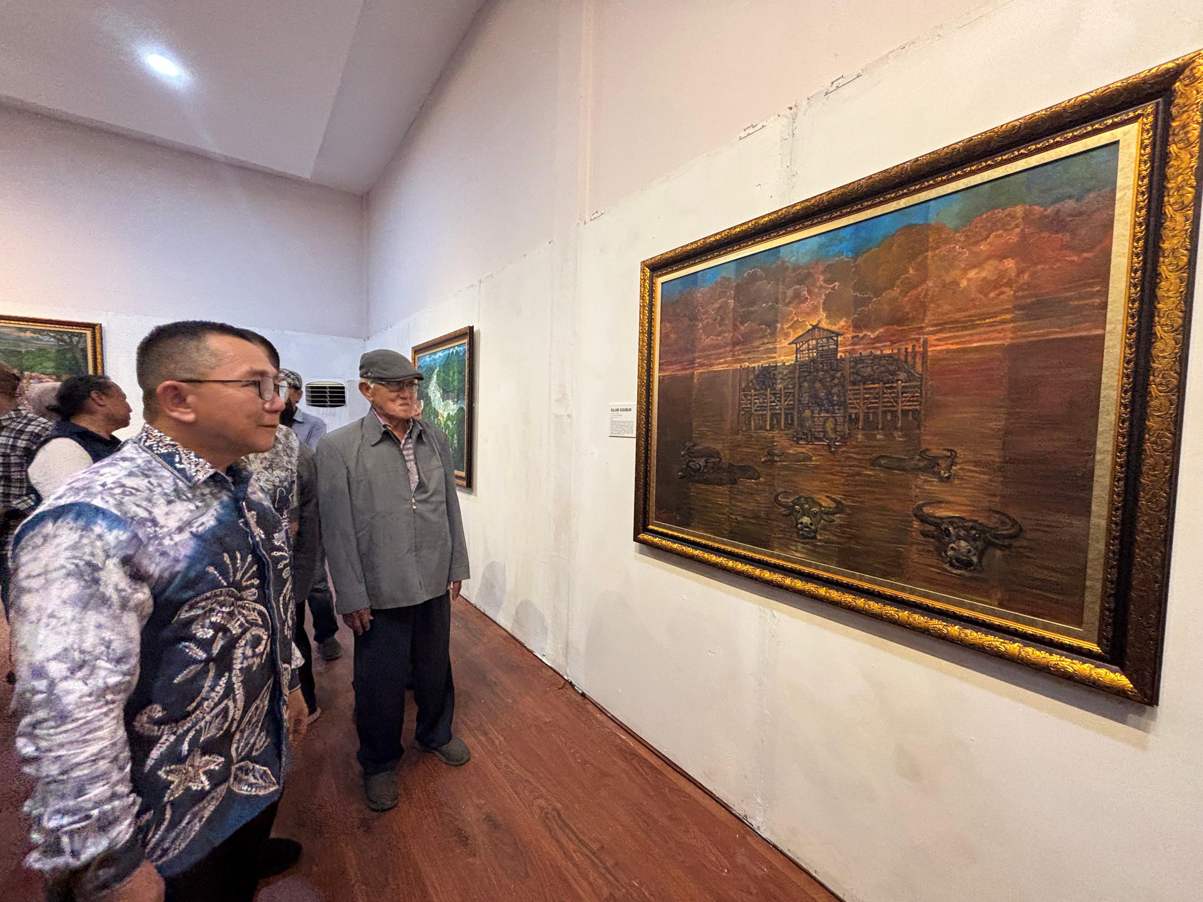 PAMERAN: Sebanyak 21 lukisan Misbach Tamrin dipamerkan di Taman Budaya Banjarmasin. Garis terang hitam diartikan mewakili perjalanan hidup sang seniman.