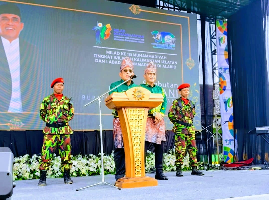 HADIR:Bupati Kabupaten HSU, H Sahrujani didampingi Wakil Bupati HSU, Hero Setiawan di momen puncak Milad Muhammadiyah Wilayah Kalsel yang berpusat di Ponpes Nurul Amin, Alabio, Minggu (23/11/2025).