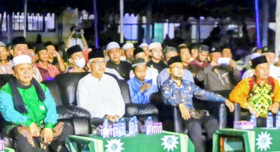 HADIR:Wabup HSU, Hero Setiawan (tengah) hadir dalam pemutaran film sejarah Muhammadiyah di Alabio, Kecamatan Sungai Pandan.