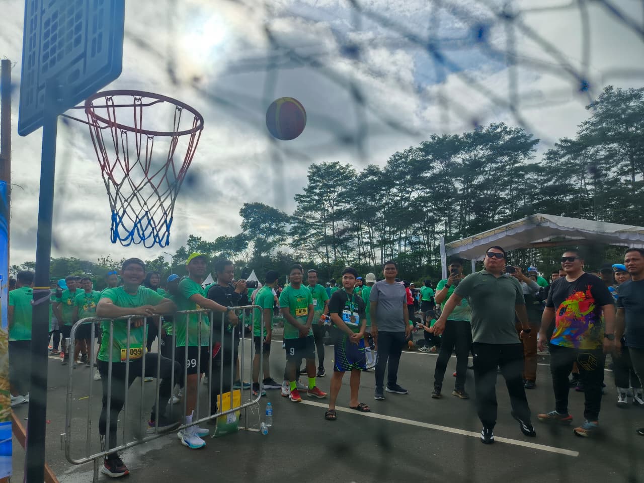 BIDIK:Salah satu pengunjung mencoba peruntungan di arena shooting bola basket berhadiah beras di gelaran Arutmin Borneo Run (ABR) 2025 di Banjarbaru, Minggu (23/11/2025).