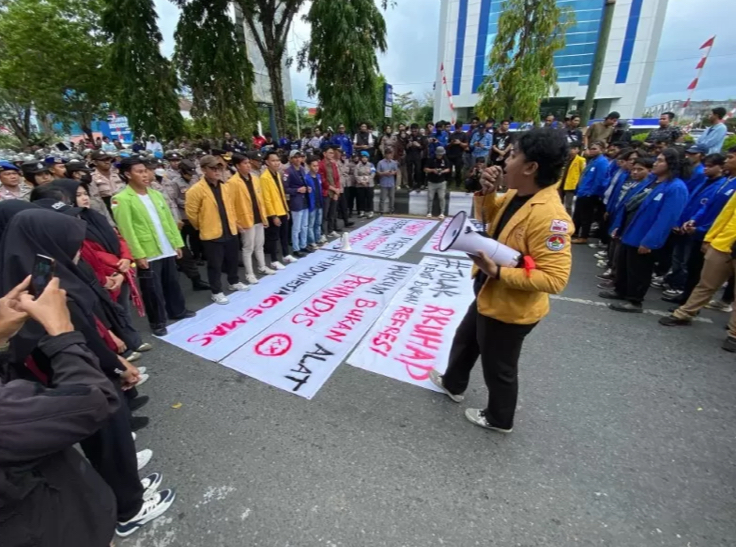 Aliansi BEM Kalsel berdemo di Jalan Lambung Mangkurat, Banjarmasin Tengah, depan Gedung DPRD Kalsel pada awal Agustus 2025.