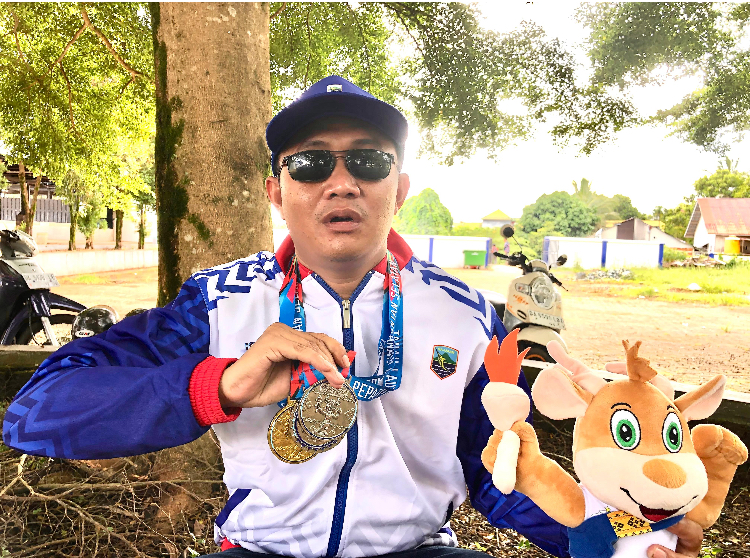 Apriadi Redhani Azhary memperlihatkan tiga medali yang diraihnya di Tanah Laut.