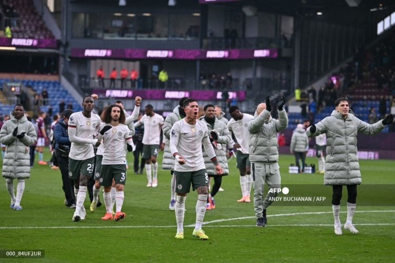 MERAYAKAN: Para pemain Chelsea merayakan kemenangan atas Burnley pada laga lanjutan Premier League di Turf Moor, Sabtu (22/11).