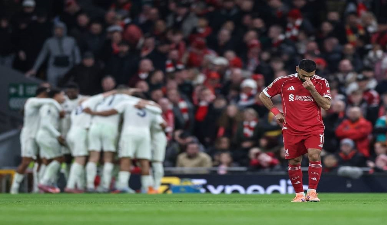 BEREAKSI: Penyerang Liverpool Mohamed Salah bereaksi saat para pemain Nottingham Forest melakukan selebrasi usai mencetak gol di pertandingan Liga Primer Inggris, Sabtu (22/11) malam WIB.