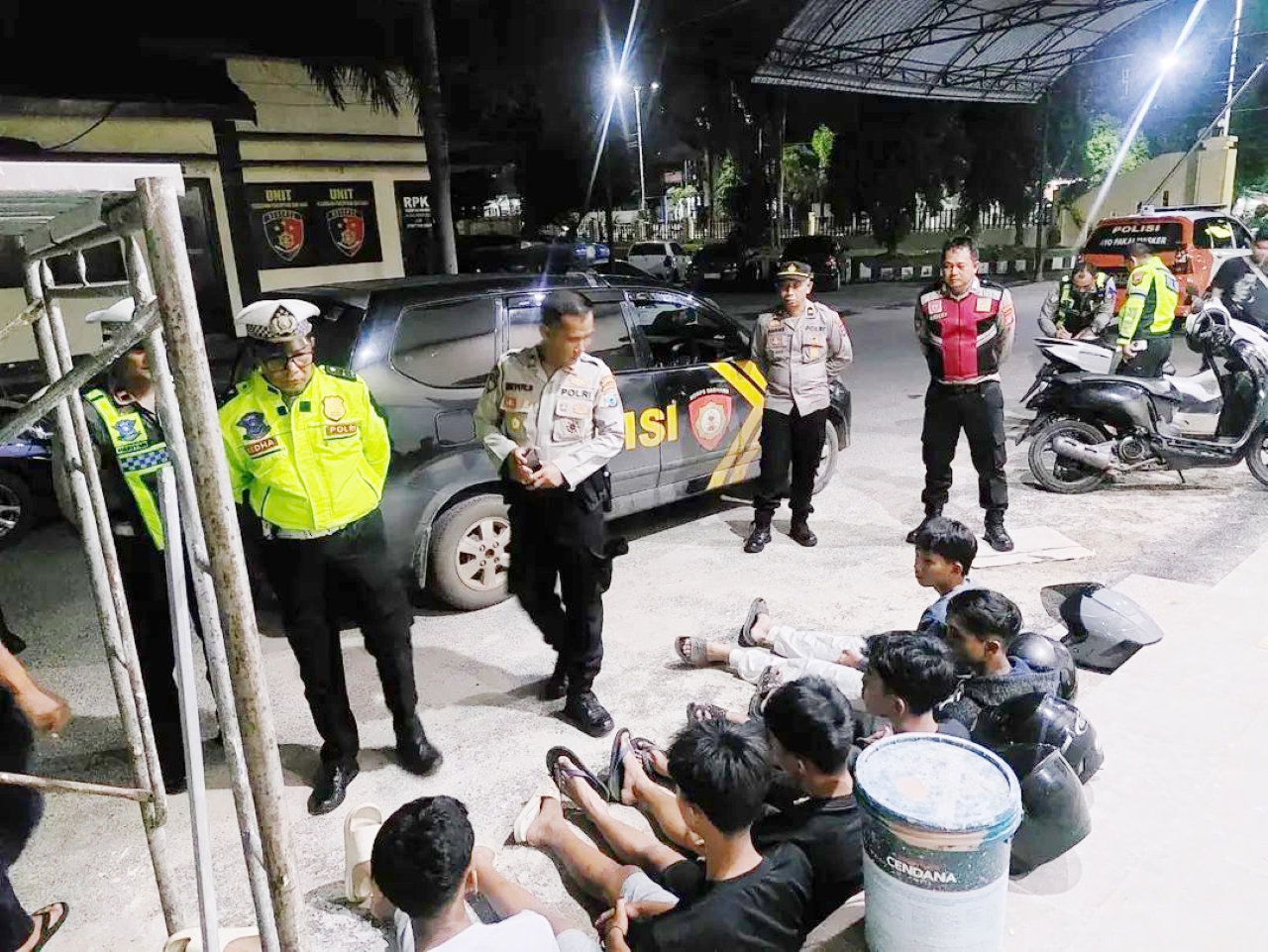 DIAMANKAN: Petugas Polres Banjarbaru mengamankan sejumlah remaja yang diduga hendak balapan liar di Jalan Trikora, Sabtu (22/11) dini hari.