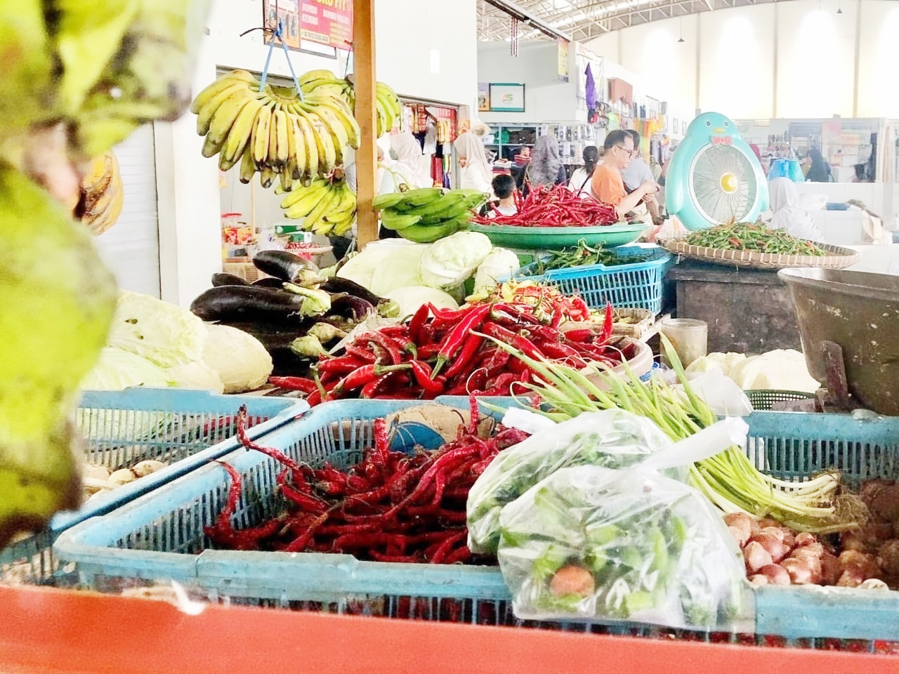 MENIPIS: Stok cabai milik pedagang di Pasar Bauntung Banjarbaru yang mulai menipis akibat cuaca buruk.